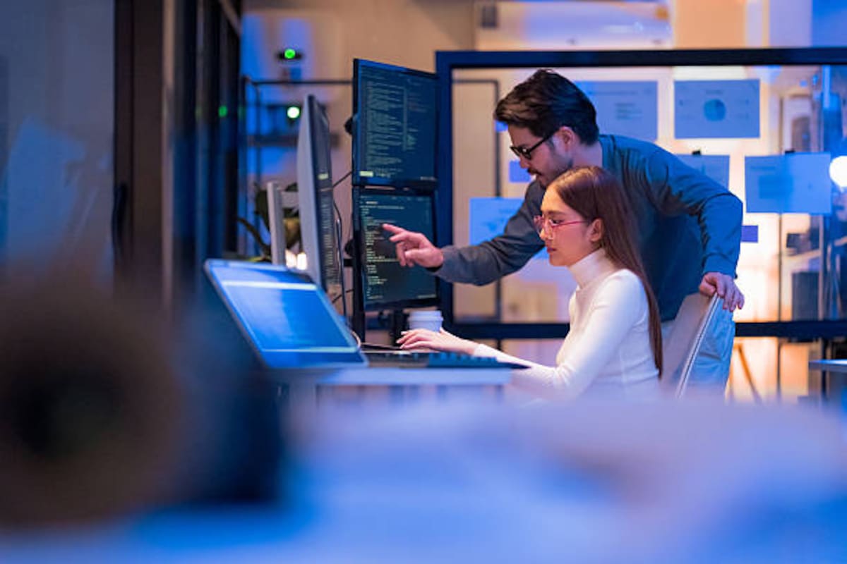 Colombianos que trabajan con clientes europeos deben revisar cómo utilizan la inteligencia artificial y qué información introducen en estas plataformas.