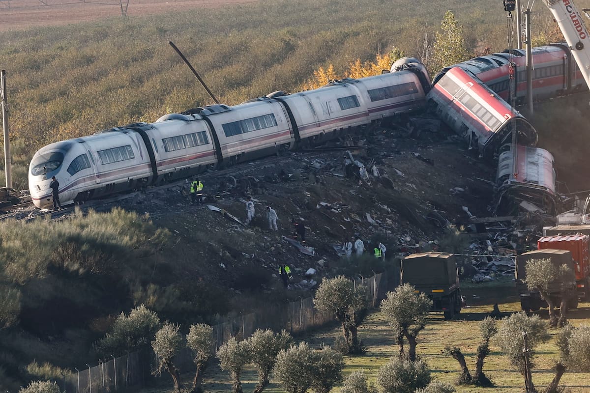 FOTODELDIA URDA (TOLEDO), 29/10/2026.- Camiones del ejército y grúas pesadas trabajan este jueves en los convoyes de los trenes de Renfe e Iryo que colisionaron en Urda (Toledo) un día después del suceso. EFE/ J.J.Guillen