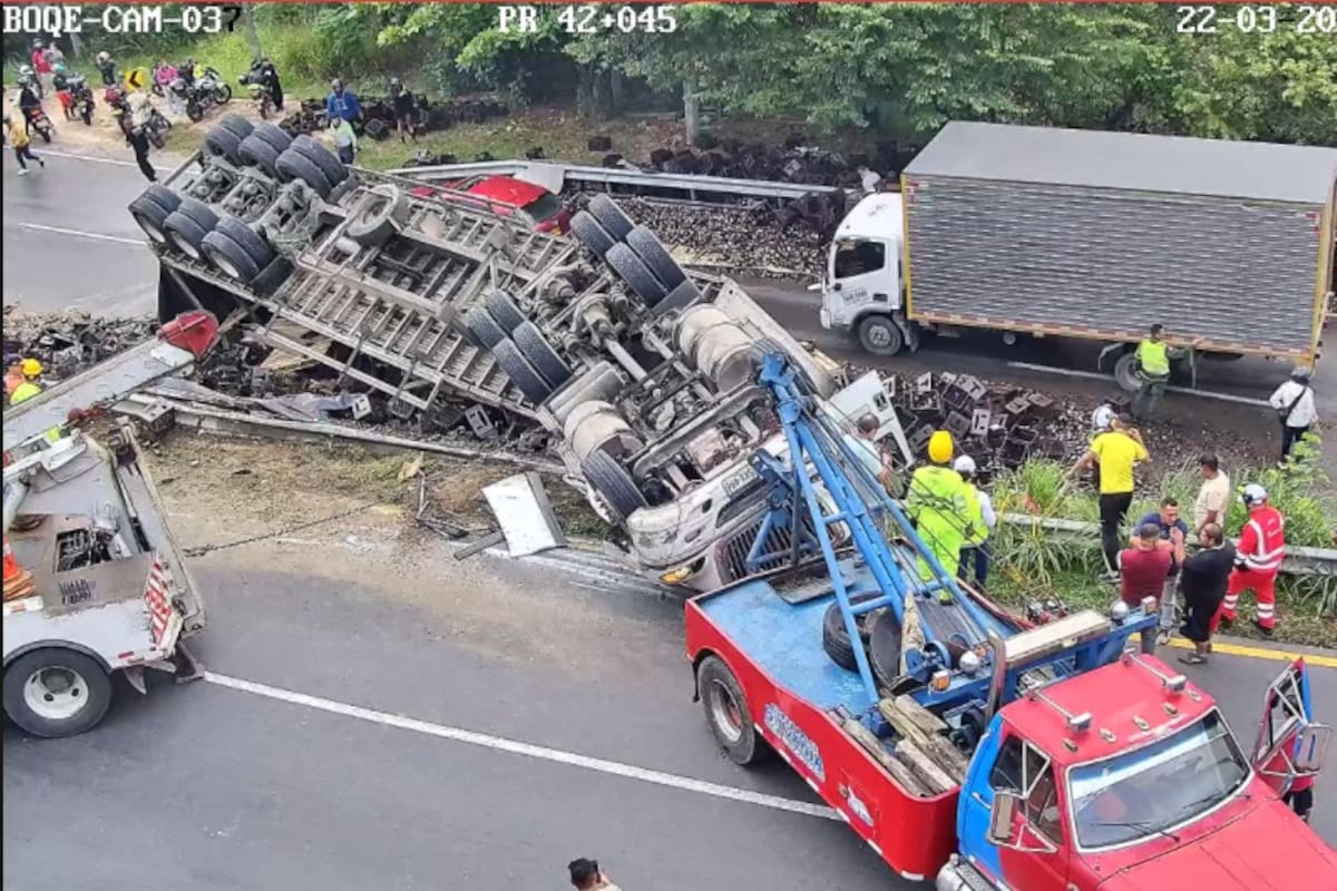 Tractocamión, cargado con cerveza, terminó volcado en la vía Girardot - Bogotá | Suministrada