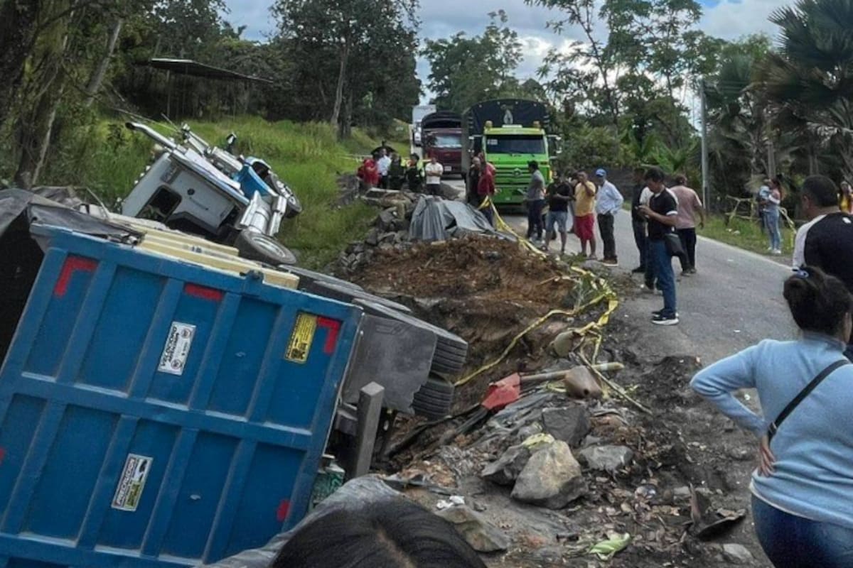 Tractocamión terminó volcado tras accidente en el sector La Charca, en Oiba, Santander.