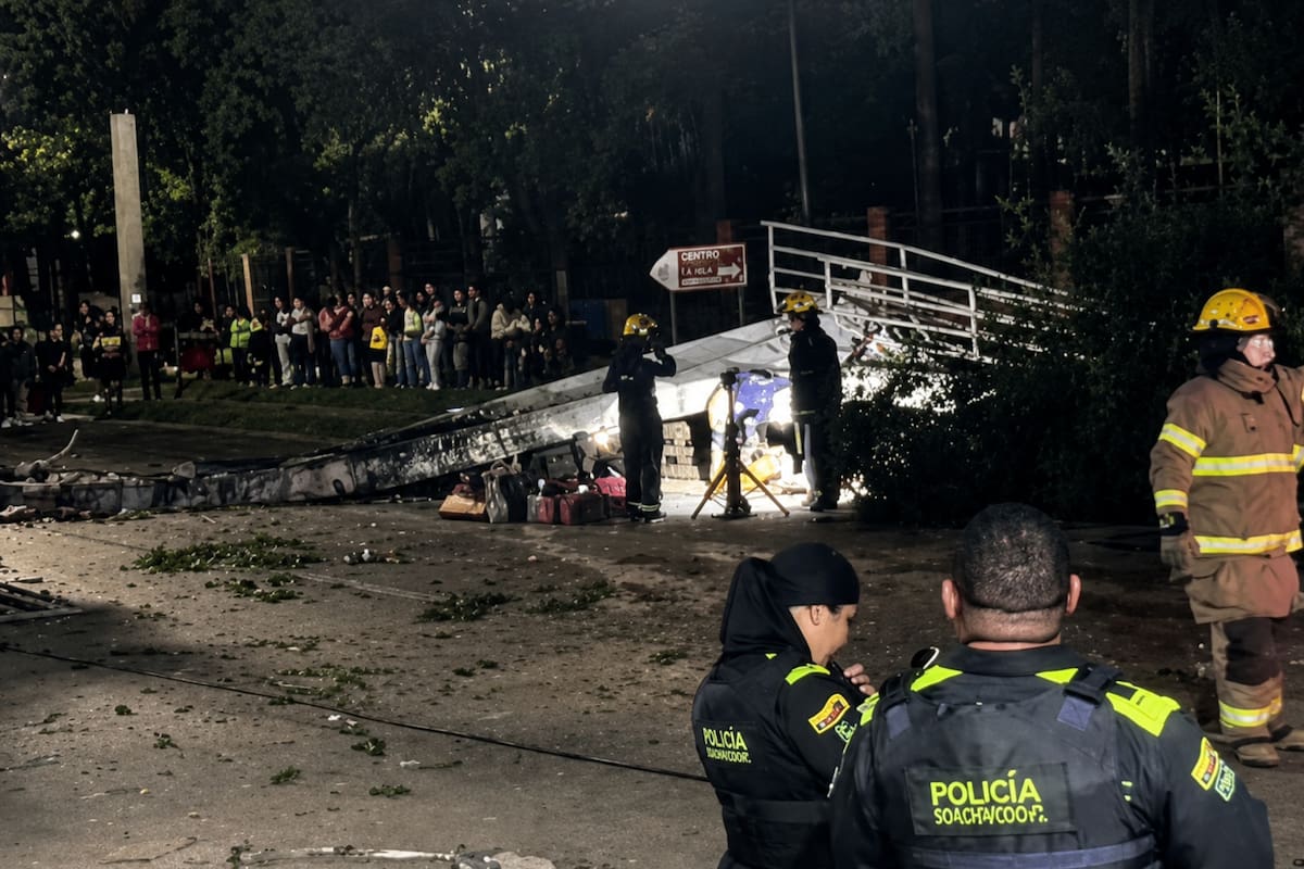Tractomula habría tumbado puente peatonal y provocado tragedia en Girón: un muerto y tres heridos