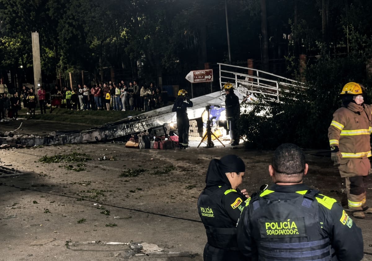Tractomula habría tumbado puente peatonal y provocado tragedia en Girón: un muerto y tres heridos