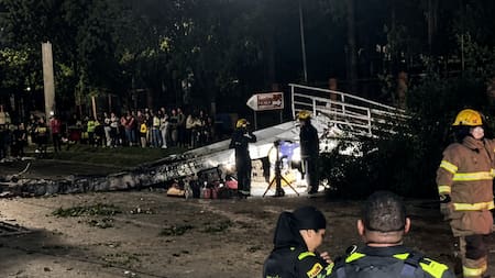 Tractomula habría tumbado puente peatonal y provocado tragedia en Girón: un muerto y tres heridos