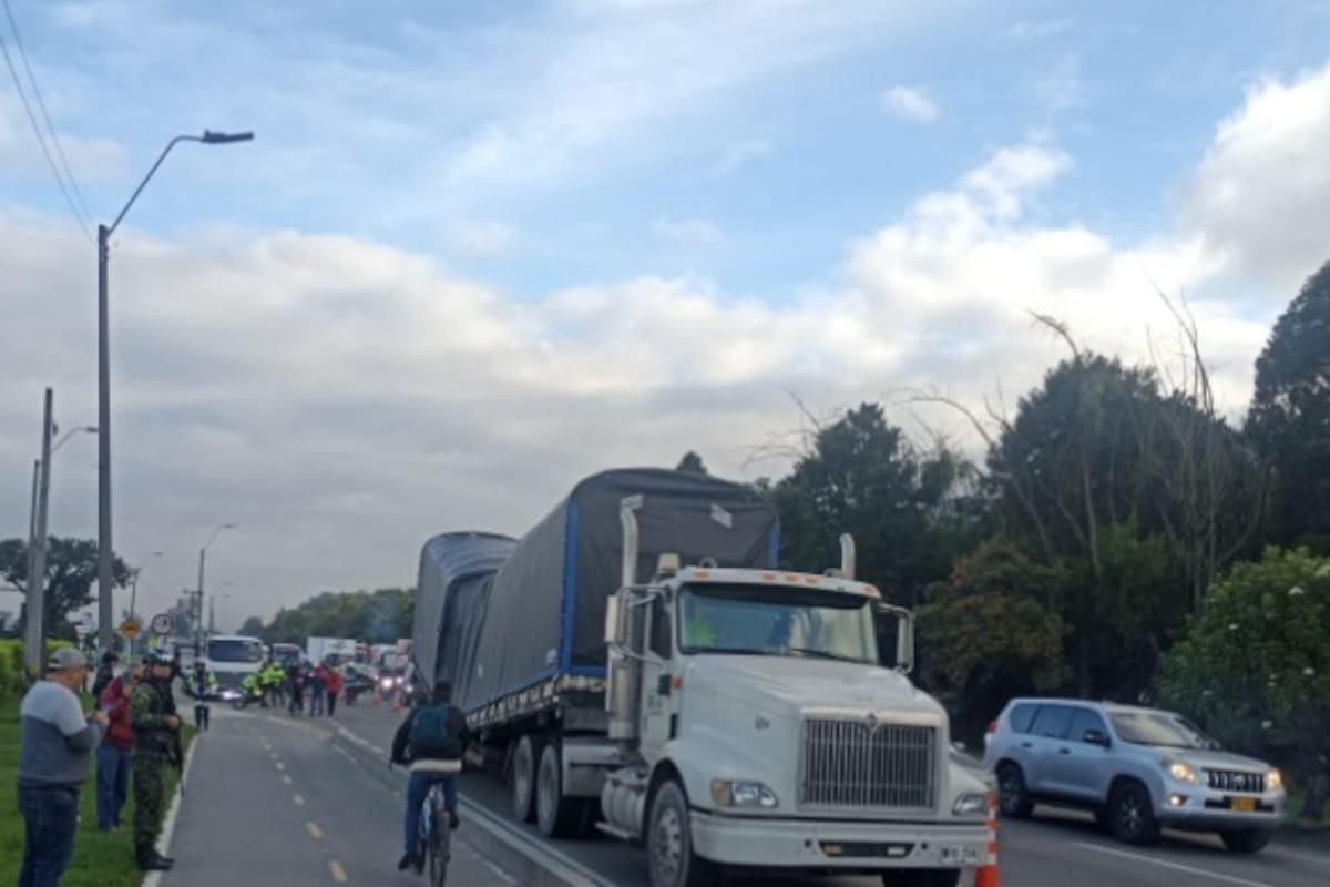 Tractomula se partió a la mitad en medio de la autopista Norte. | Foto: Tomada de X @RutaBogotaNorte