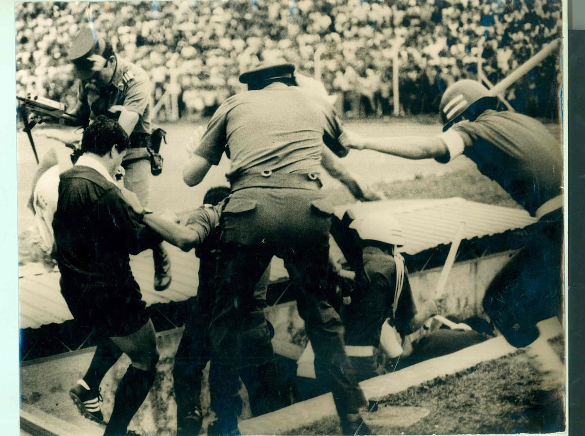 Los árbitros del juego entre Atlético Bucaramanga y Junior de Barranquilla tuvieron que huir resguardados por la Policía, debido a las agresiones de los hinchas. Foto: Archivo / VANGUARDIA