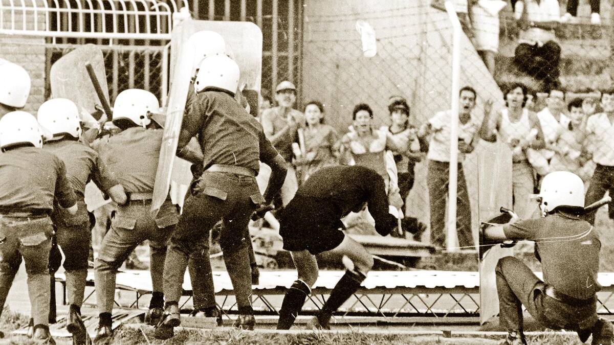 Miembros del Ejército Nacional y la fuerza pública defienden al arbitro Eduardo Peña en el partido Bucaramanga - Junior del 11 de octubre de 1981. (Archivo / VANGUARDIA).