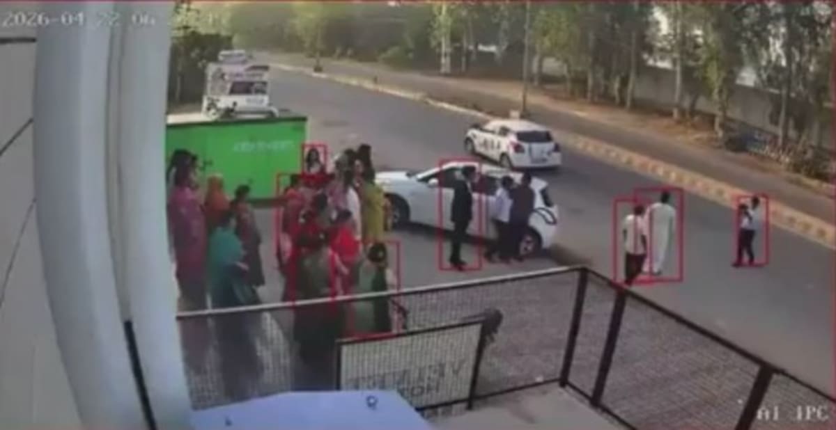 Tragedia en una boda en la India: un camarógrafo murió tras ser arrollado por un vehículo mientras filmaba a los novios.
El conductor huyó tras el impacto.