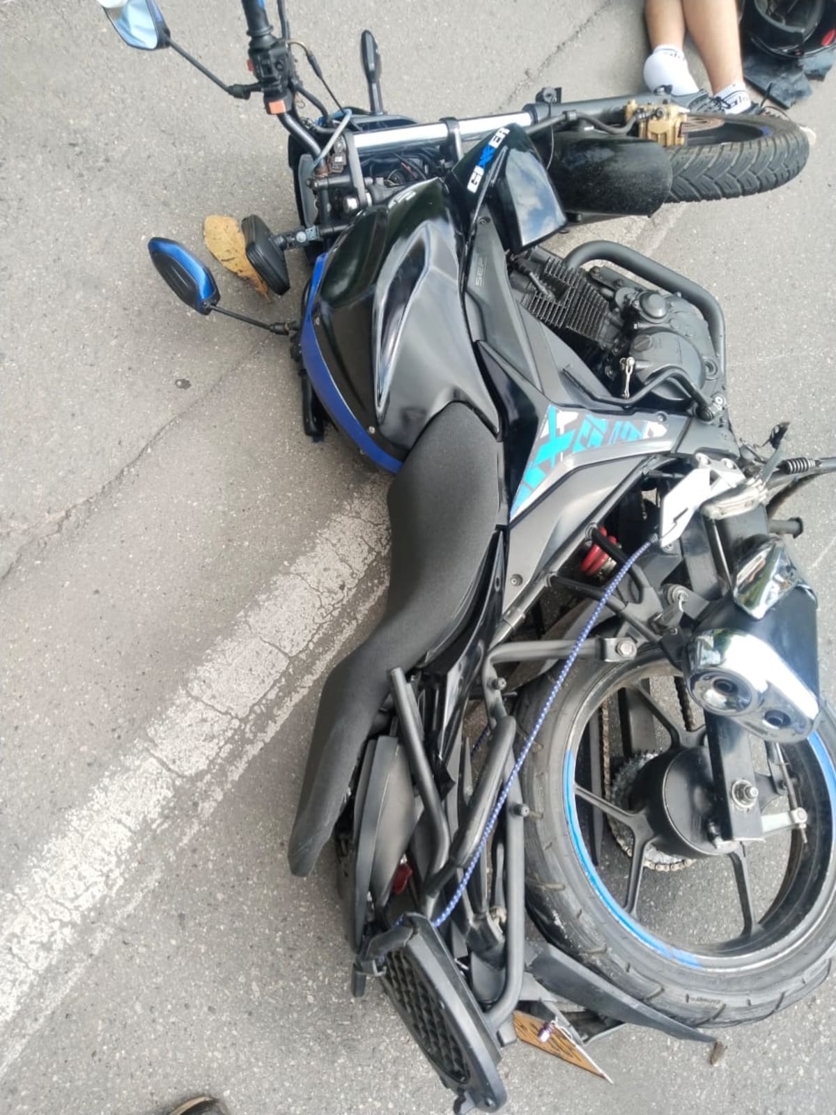 La caída repentina de un árbol sobre la autopista que conecta a Piedecuesta con Floridablanca provocó la muerte de dos motociclistas y volvió a evidenciar la crítica situación del arbolado urbano en Bucaramanga, donde miles de ejemplares presentan riesgos de desplome sin que avancen las intervenciones necesarias.