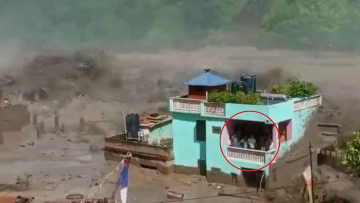 Un video muestra a una familia refugiada en el balcón de una vivienda que resistió el avance de una violenta corriente de agua y escombros en Nepal.