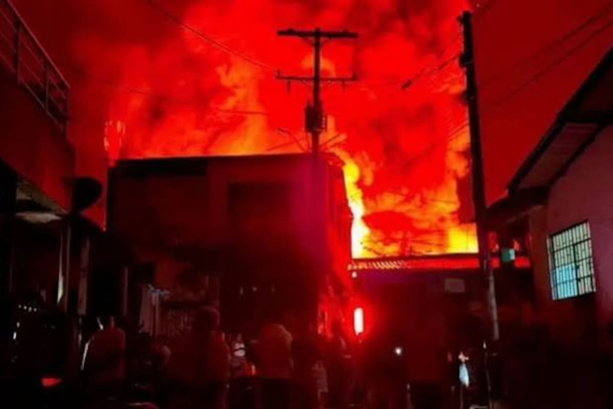 La Alcaldía de Quibdó solicitó apoyo de las autoridades departamentales y nacionales para atender a los damnificados por el incendio que devastó el barrio Pablo VI. Foto tomada de Redes Sociales // X.