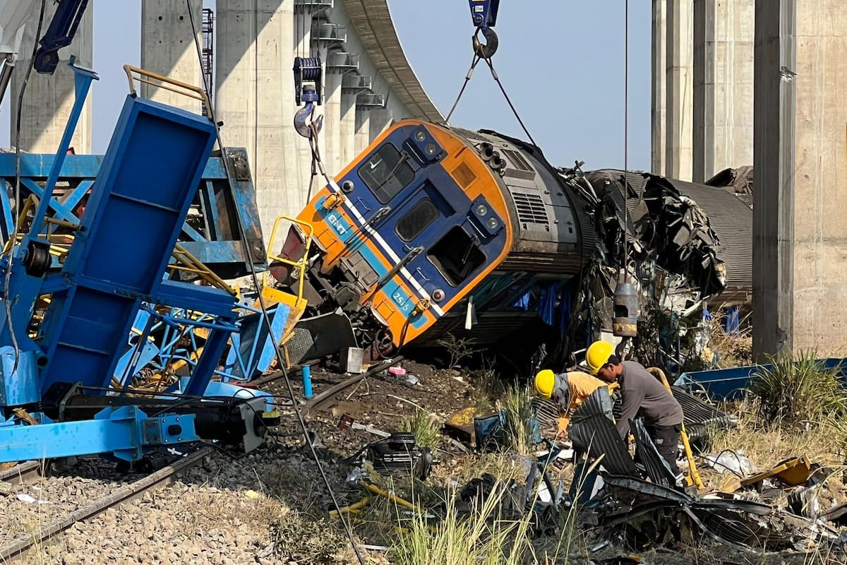 Tragedia en Tailandia: 29 muertos y 67 heridos tras caer una grúa sobre un tren que llevaba turistas. | Foto: Efe
