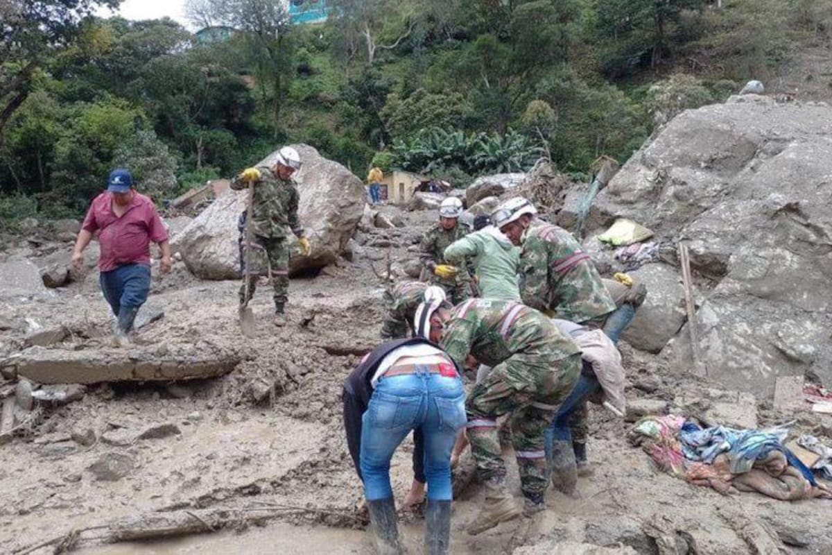 Emergencia en Quetame van 22 muertos por avalancha y envían 150 militares para apoyo en la tragedia. En las últimas horas fue detectado otro cuerpo sin vida. Ingenieros militares despliegan ayuda con caninos, seguridad, monitoreo y búsqueda con dron.