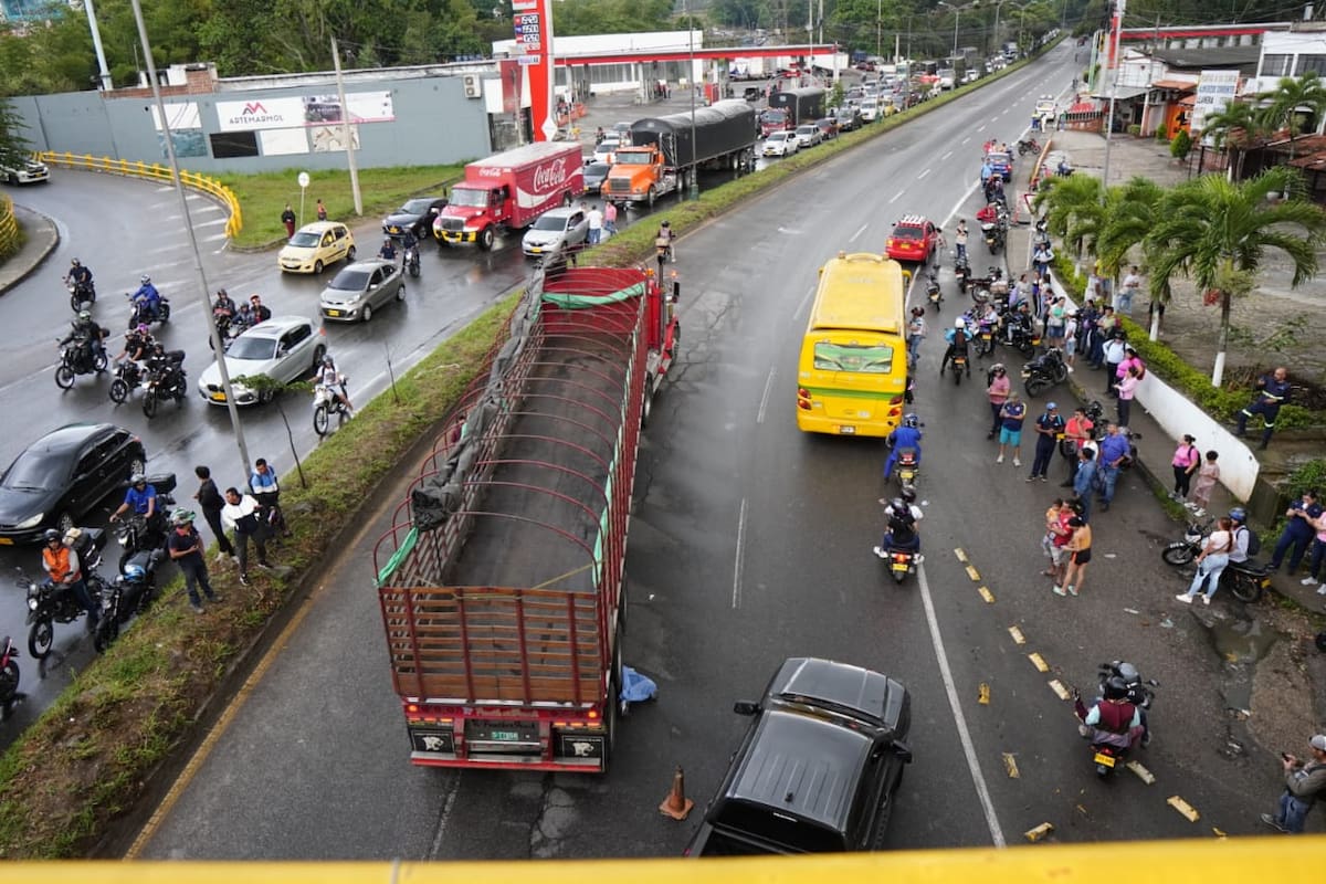 El accidente se presentó en la autopista a Piedecuesta, debajo del puente intercambiador del Hospital Internacional de Colombia, HIC.
Fotografías: Marco Valencia.