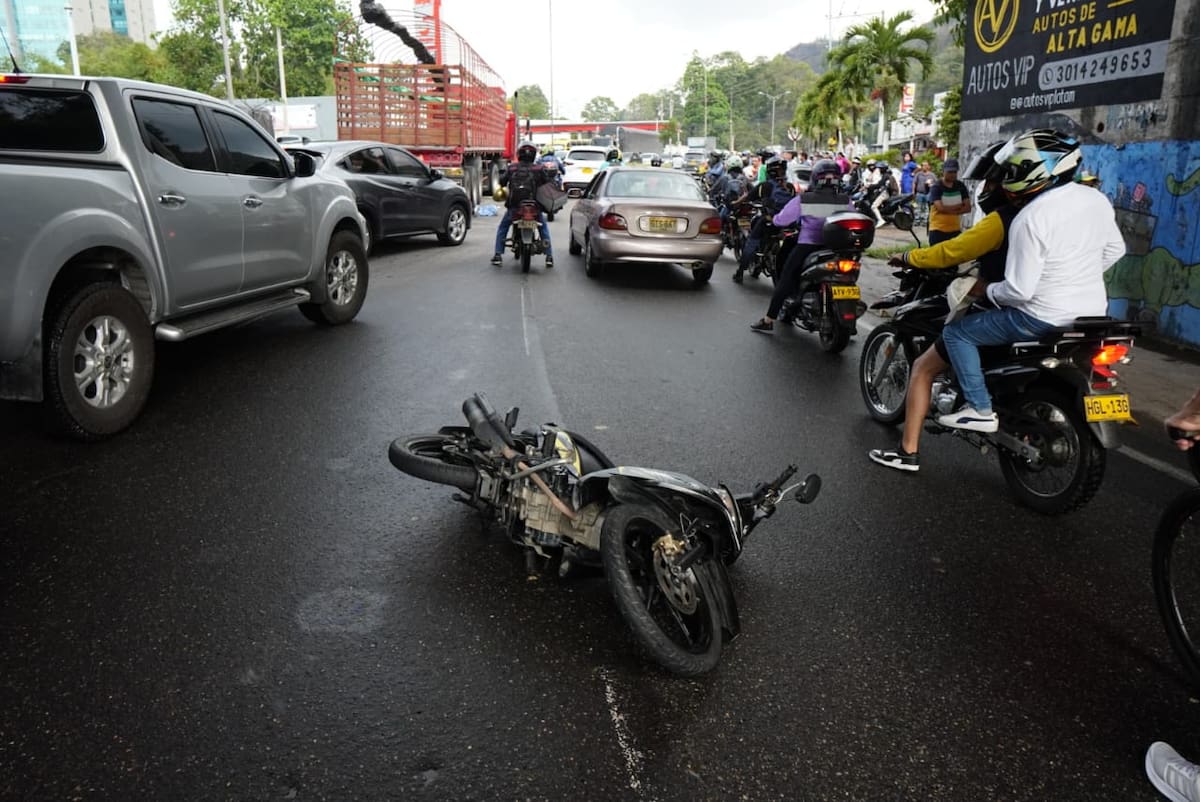 El motociclista quedó aprisionado por las llantas de la tractomula luego de caer de su vehículo.