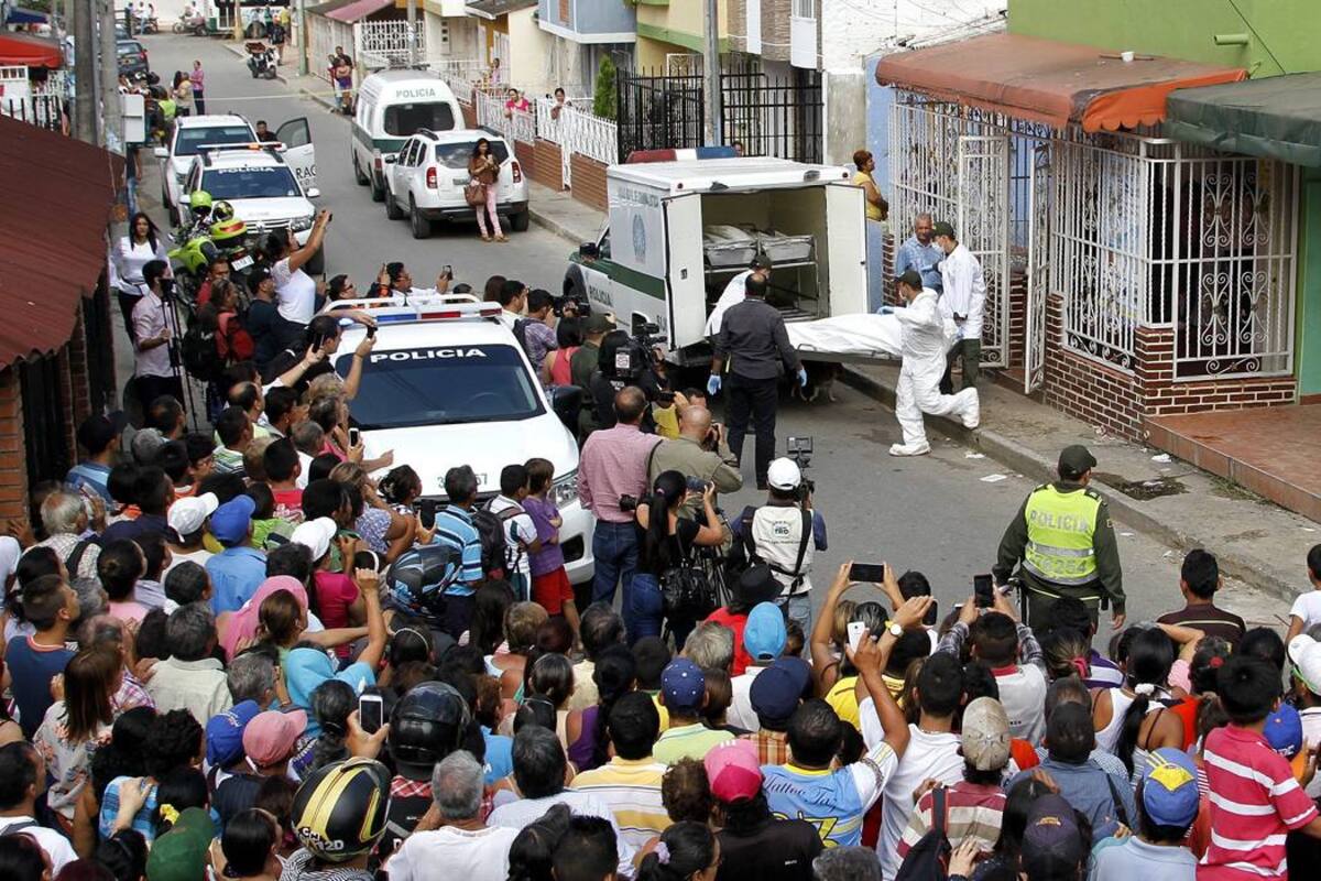 Una multitud se agolpó en el sitio de los hechos, a la espera de que sacaran los dos cuerpos sin vida de la casa donde ocurrió la tragedia. (Foto: Marco Valencia/VANGUARDIA LIBERAL)