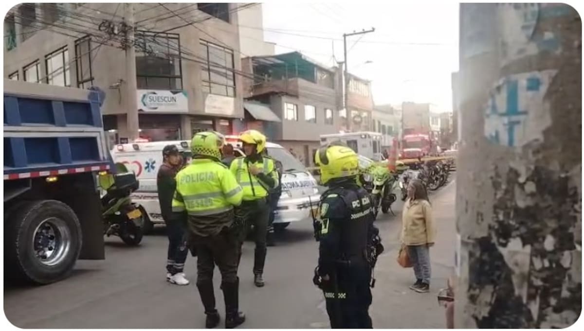 Cuerpo de Bomberos y Policía acordonaron la zona tras el impacto del vehículo pesado. El laboratorio móvil realiza labores forenses en este sector. | Foto: Q' Hubo Bogotá.