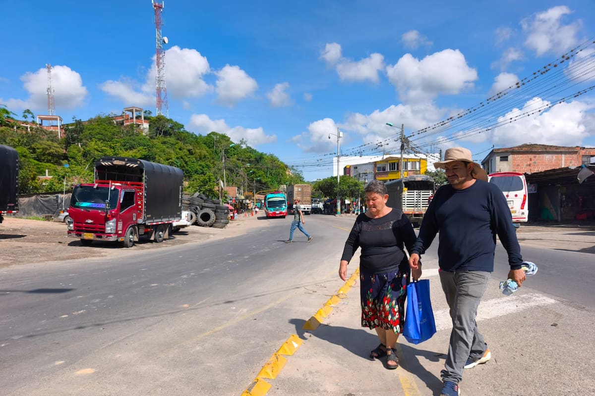 Solicitan con urgencia obras en vía principal de Lebrija.