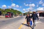 Persiste trancón en entrada de Lebrija: urge reubicar a vendedores de fruta