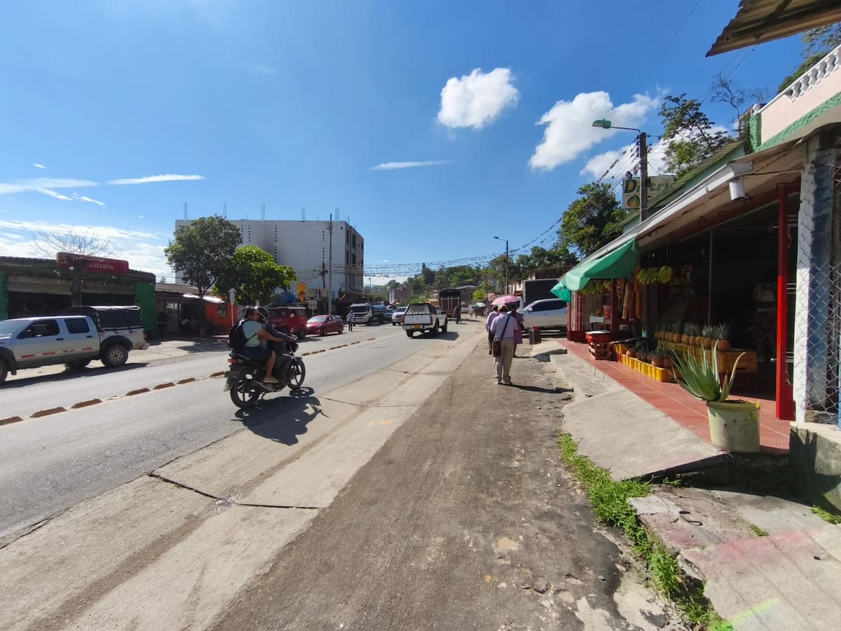 Solicitan con urgencia obras en vía principal de Lebrija.