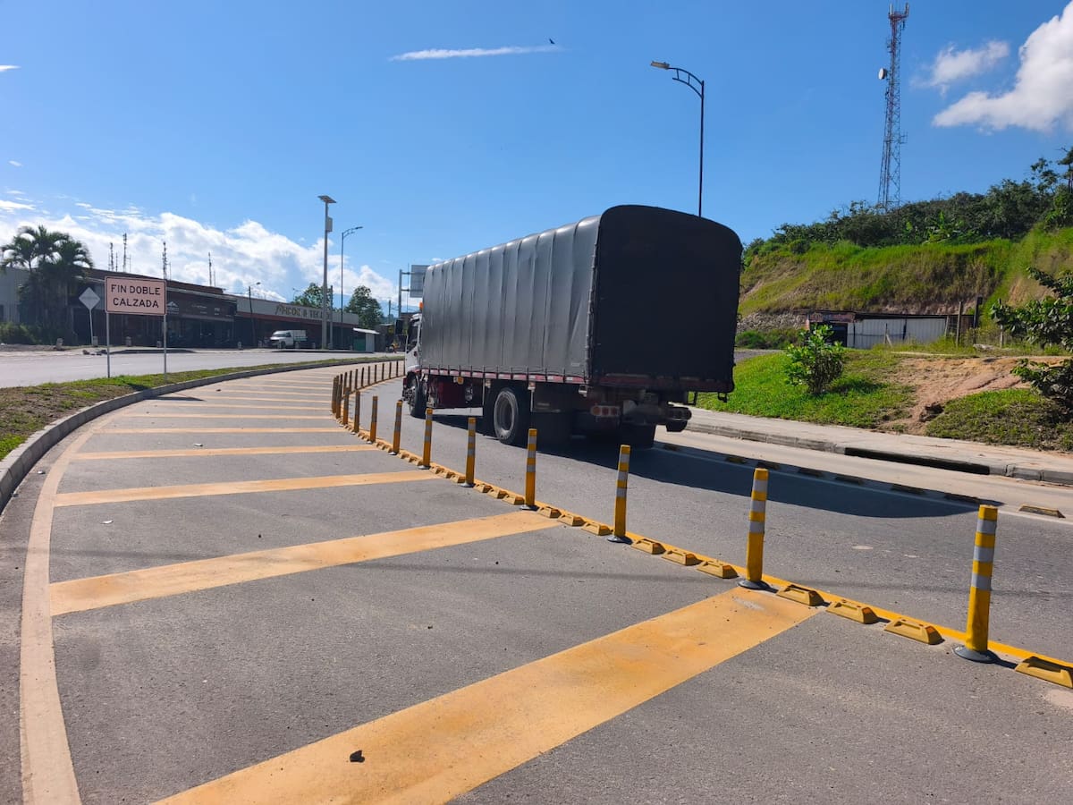Solicitan con urgencia obras en vía principal de Lebrija.
