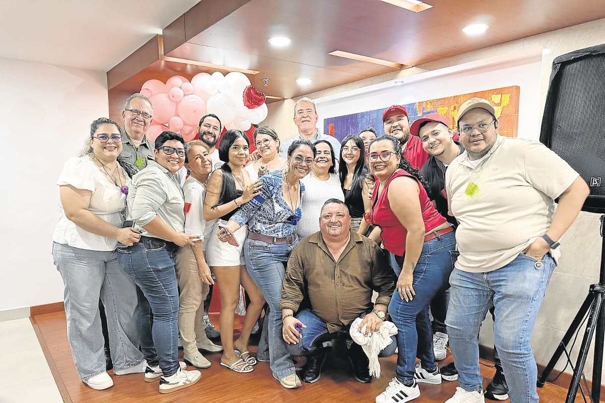 José Luis Rueda y Néstor Rueda junto a sus colaboradores.