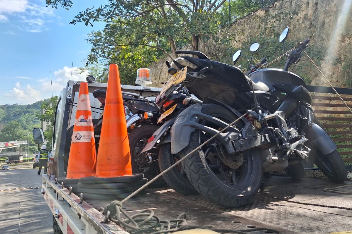En los patios de la Dirección de Tránsito y Transporte de Floridablanca permanecen cerca de 3.400 vehículos inmovilizados. La cartera por concepto de grúa y parqueadero supera los $24.000 millones, según cifras oficiales de la entidad.