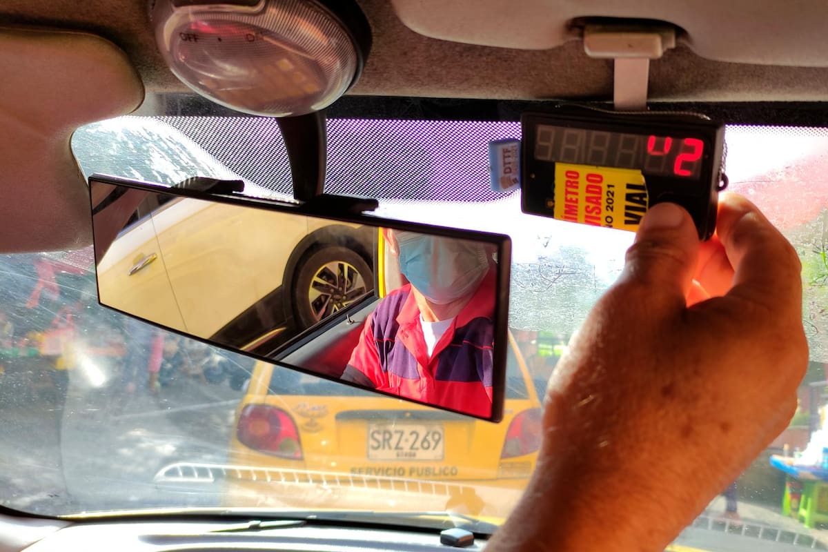 Desde este 2 de febrero se inició dicho procedimiento por parte de Tránsito de Bucaramanga, el cual se extenderá hasta junio próximo, según la placa del taxi. (Foto: Marco Valencia / VANGUARDIA)
