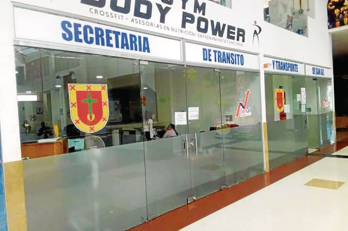 La secretaría de Tránsito funcionó durante varios años en el centro comercial San Gil Plaza.