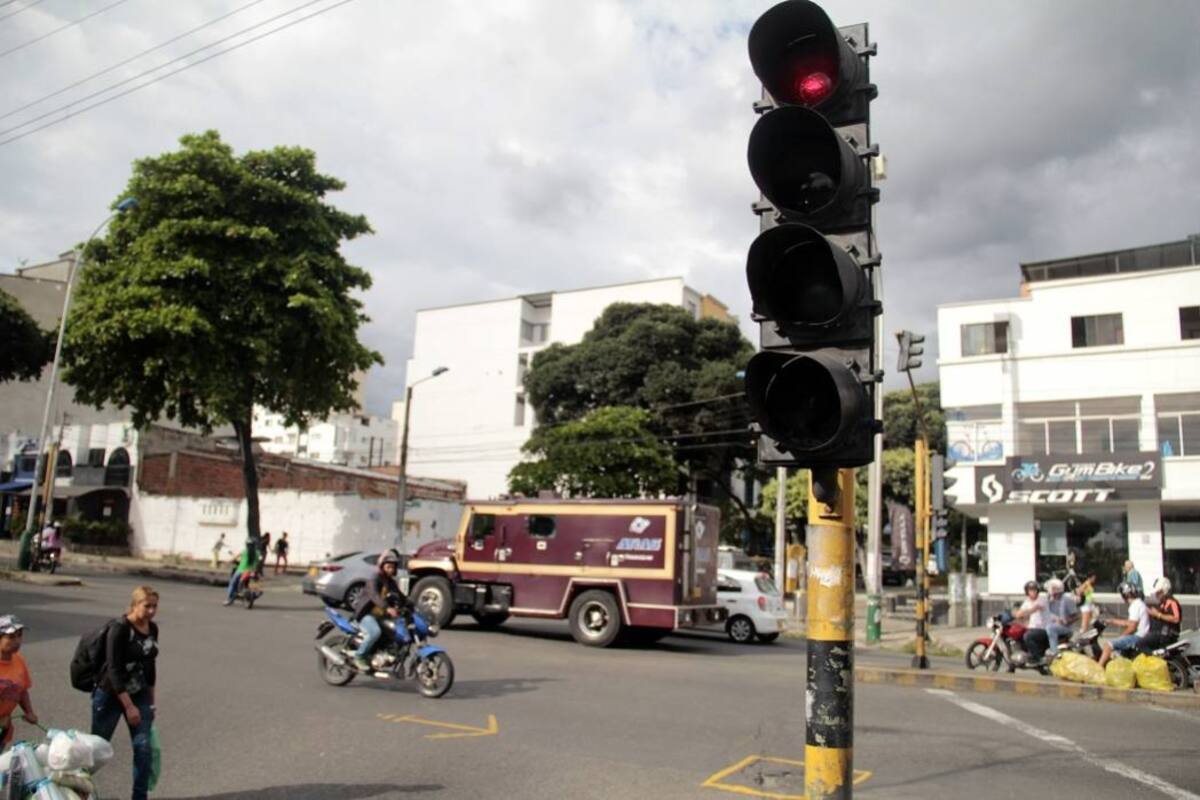 Semáforo de la calle 36 que usa luz incandescente y consume más energía. La idea es cambiarlos a tecnología LED. (Foto: Archivo / VANGUARDIA LIBERAL)