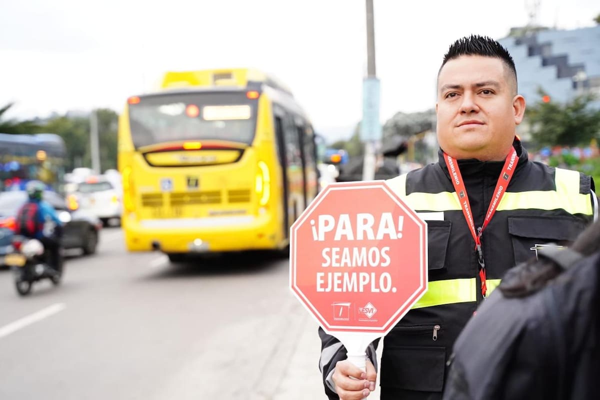 TransMilenio cumple 26 años de operación y su estrategia de seguridad vial también ha cambiado. Hoy combina monitoreo, controles a conductores, detección de fatiga e inteligencia artificial para anticiparse a los riesgos.
