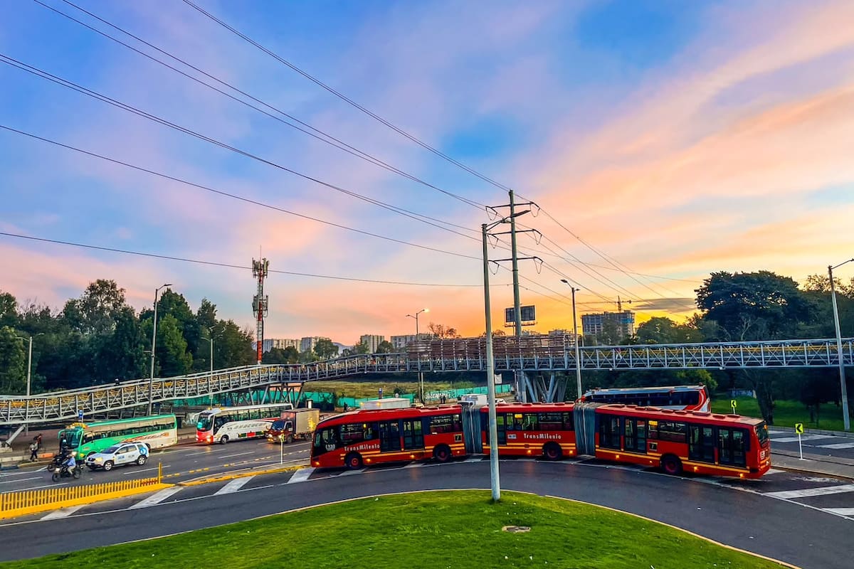 Mientras los pasajeros avanzan por Bogotá, miles de cámaras y sensores monitorean silenciosamente los buses de TransMilenio. La tecnología ya permite detectar algunos riesgos y anticipar situaciones durante el recorrido. Foto: Jaime Moreno