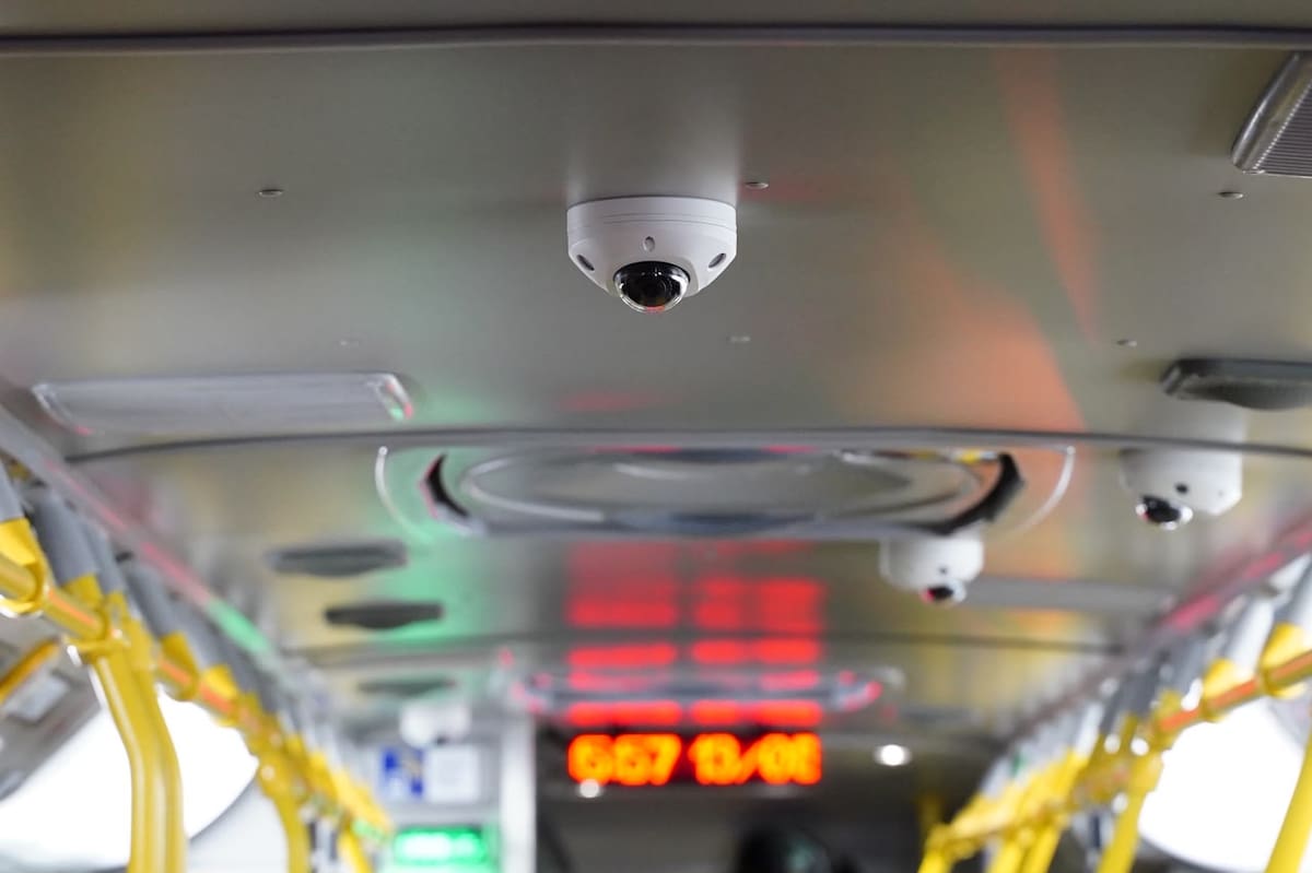 Mientras los pasajeros avanzan por Bogotá, miles de cámaras y sensores monitorean silenciosamente los buses de TransMilenio. La tecnología ya permite detectar algunos riesgos y anticipar situaciones durante el recorrido.