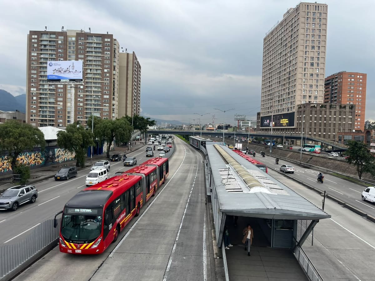 Mientras los pasajeros avanzan por Bogotá, miles de cámaras y sensores monitorean silenciosamente los buses de TransMilenio. La tecnología ya permite detectar algunos riesgos y anticipar situaciones durante el recorrido.