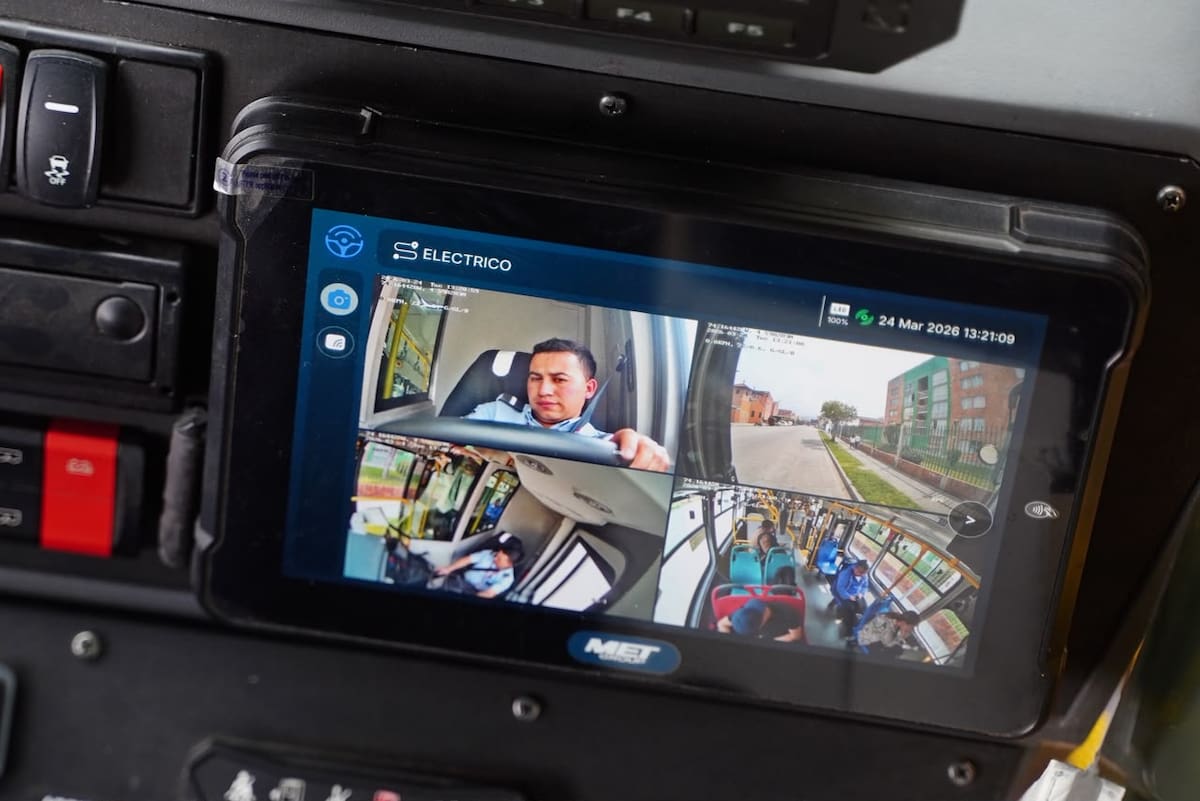 Mientras los pasajeros avanzan por Bogotá, miles de cámaras y sensores monitorean silenciosamente los buses de TransMilenio. La tecnología ya permite detectar algunos riesgos y anticipar situaciones durante el recorrido.