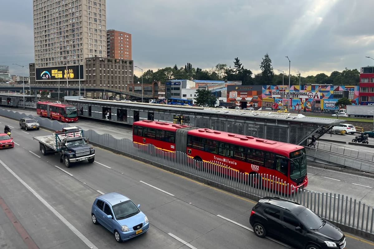 Mientras los pasajeros avanzan por Bogotá, miles de cámaras y sensores monitorean silenciosamente los buses de TransMilenio. La tecnología ya permite detectar algunos riesgos y anticipar situaciones durante el recorrido. Foto: Jaime Moreno