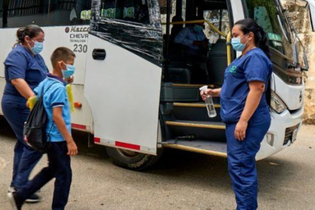 2.243 estudiantes de tres instituciones de la ciudad y de colegios del sector rural se ven beneficiados con este servicio que cuenta con 58 vehículos. (FOTO/Alcaldía de Bucaramanga)