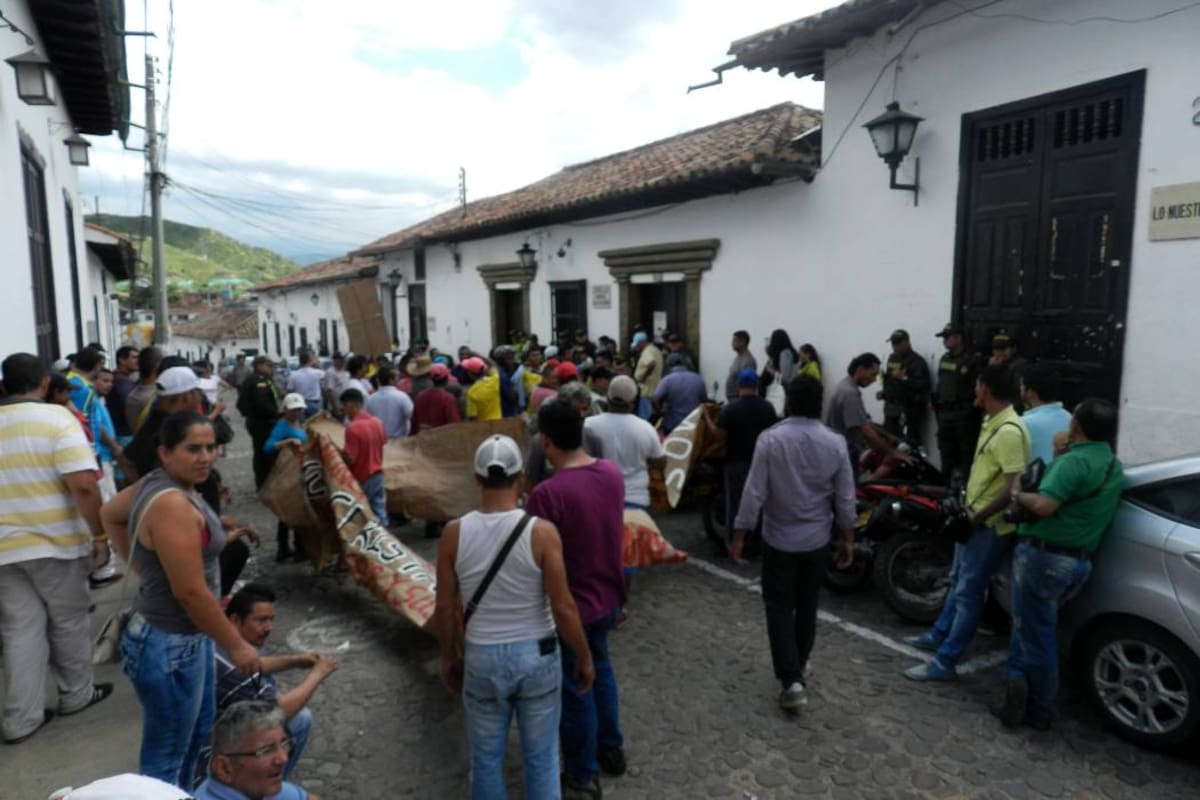Momentos de tensión se presentaron en la entrada del Concejo de Girón, debido a que los conductores informales querían presentar sus propuestas directamente a los Ediles. (Foto: Brayner R. García Ardila / VANGUARDIA LIBERAL)