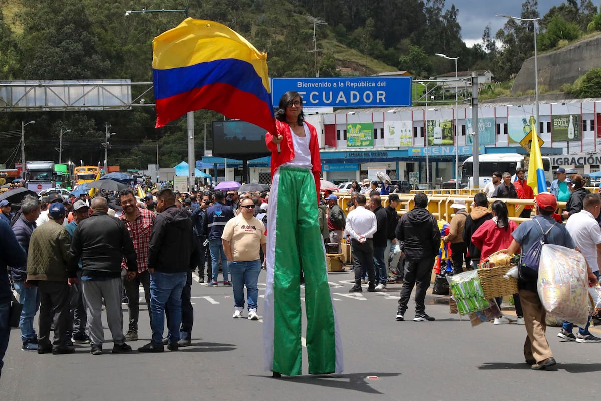 FOTODELDÍA AME1695. RUMICHACA (ECUADOR), 03/02/2026.- Transportistas de Ecuador y Colombia participan en una concentración este martes, el puente fronterizo en Rumichaca (Ecuador). Transportistas exigieron a los presidentes Daniel Noboa y Gustavo Petro la eliminación de los aranceles del 30 % que se impusieron mutuamente y que entraron en vigor el pasado domingo. EFE/ Xavier Montalvo