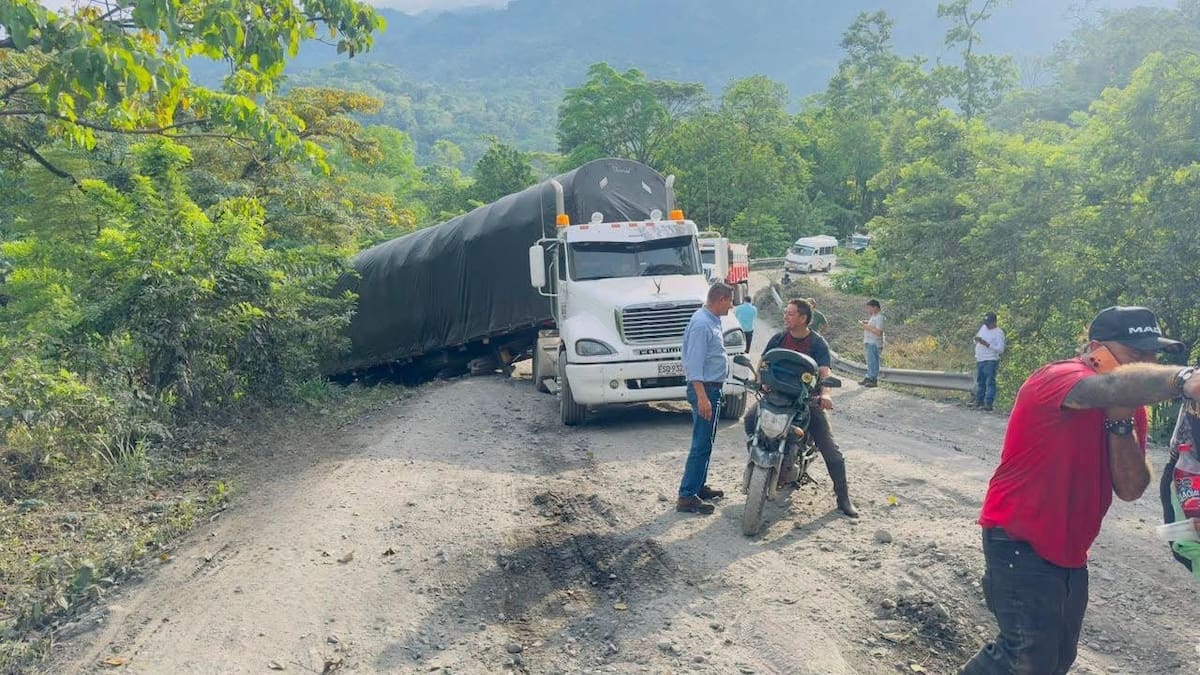 Comunidades bloquearon la Transversal del Carare en el kilómetro 21 para reclamar soluciones ante el deterioro de la carretera.
Suministrada/Vanguardia