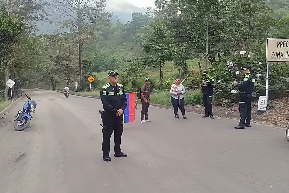 Comunidades bloquearon la Transversal del Carare en el kilómetro 21 para reclamar soluciones ante el deterioro de la carretera.
Suministrada/Vanguardia