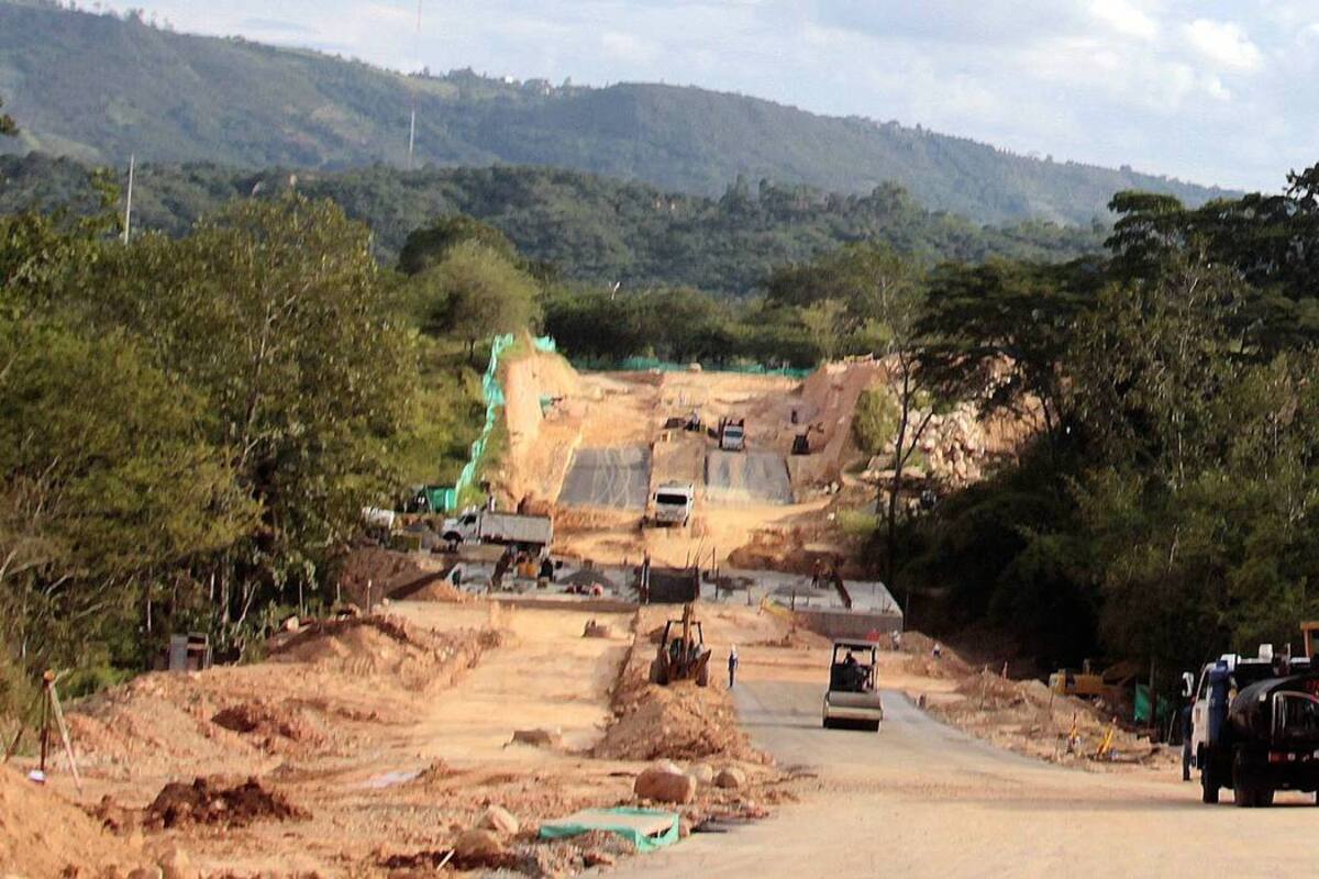Detalle de cómo van las obras de construcción de la fase II de la Transversal de El Bosque. La fase I, que une la Autopista con el conjunto Club House, se entregó en el año 2013. (Foto: Fabián Hernández / VANGUARDIA LIBERAL)