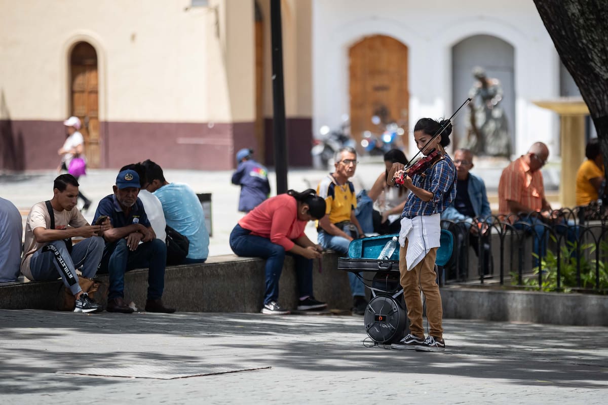Fotografía del 29 de mayo del 2026 que muestra a una persona tocando violín, en Caracas (Venezuela). Con un dólar que sube a diario, protestas semanales por salarios y un chavismo que retiene el control gubernamental, Venezuela cumple cinco meses sin Nicolás Maduro y una realidad que para muchos no ha cambiado, pese a la operación militar que sacó del poder al líder chavista y que en opinión de Donald Trump ha traído alegría a los venezolanos. EFE/ Ronald Peña R