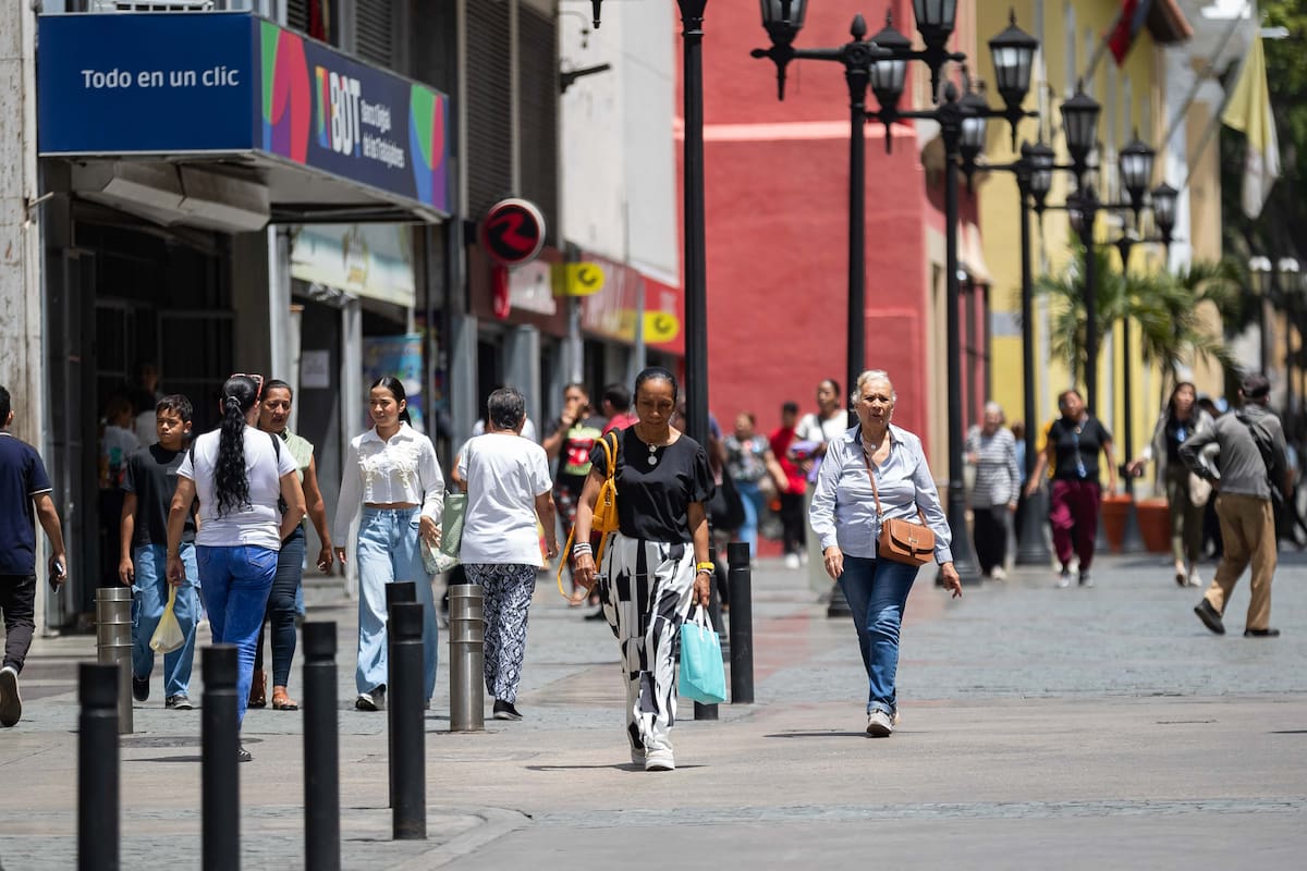 Fotografía del 29 de mayo del 2026 que muestra personas caminando por una calle, en Caracas (Venezuela). Con un dólar que sube a diario, protestas semanales por salarios y un chavismo que retiene el control gubernamental, Venezuela cumple cinco meses sin Nicolás Maduro y una realidad que para muchos no ha cambiado, pese a la operación militar que sacó del poder al líder chavista y que en opinión de Donald Trump ha traído alegría a los venezolanos. EFE/ Ronald Peña R