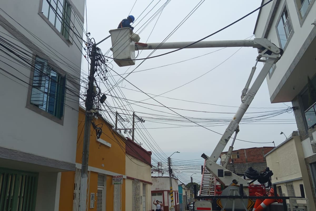 Tras llamados en Bucaramanga, reparan los daños de alumbrado en el barrio Girardot