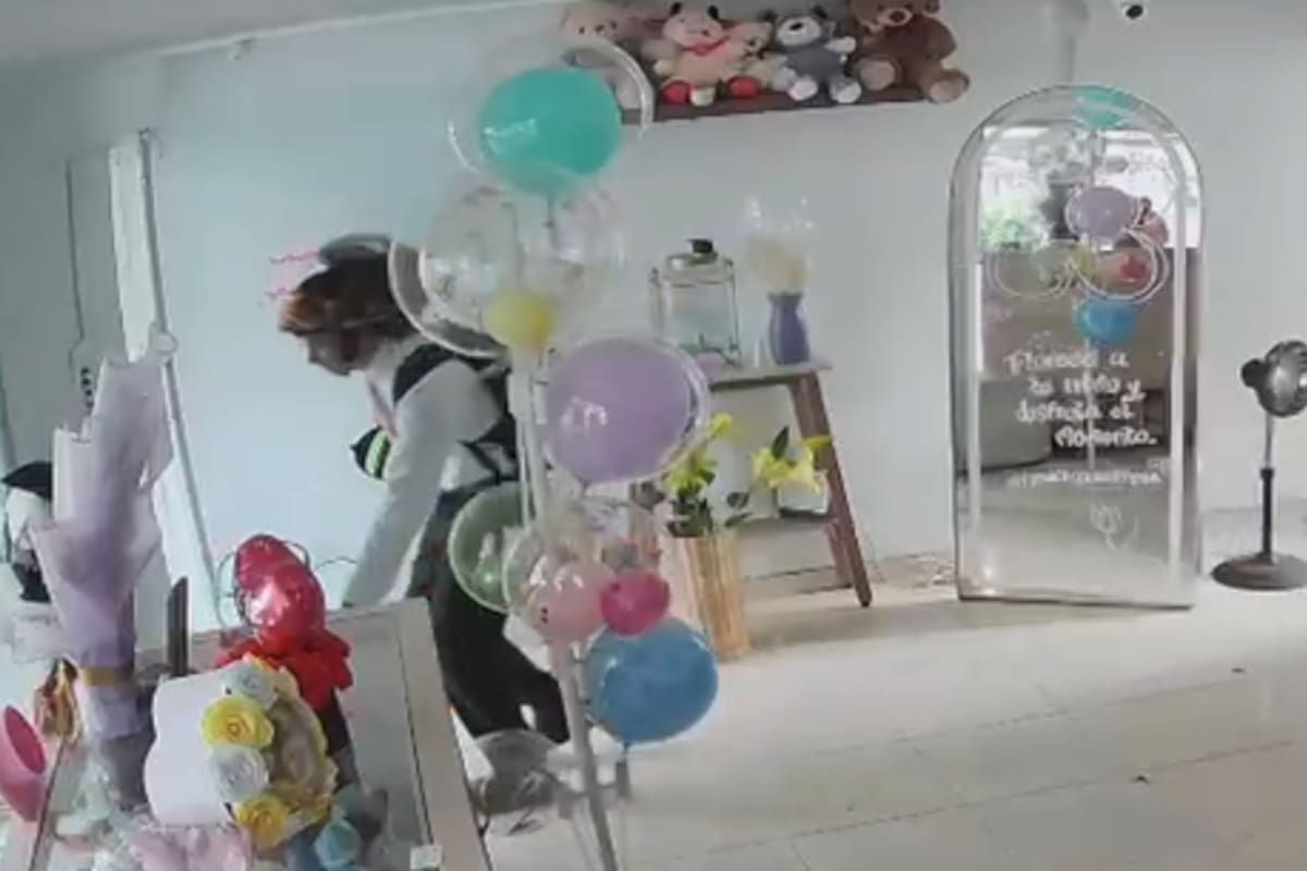 Tras tomar el peluche, el joven habría salido corriendo de la floristería y abordado una motocicleta.