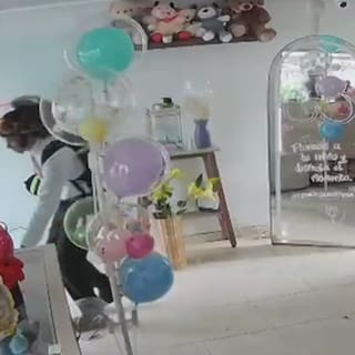 Joven quedó grabado cuando presuntamente hurtó un peluche de una floristería en Floridablanca