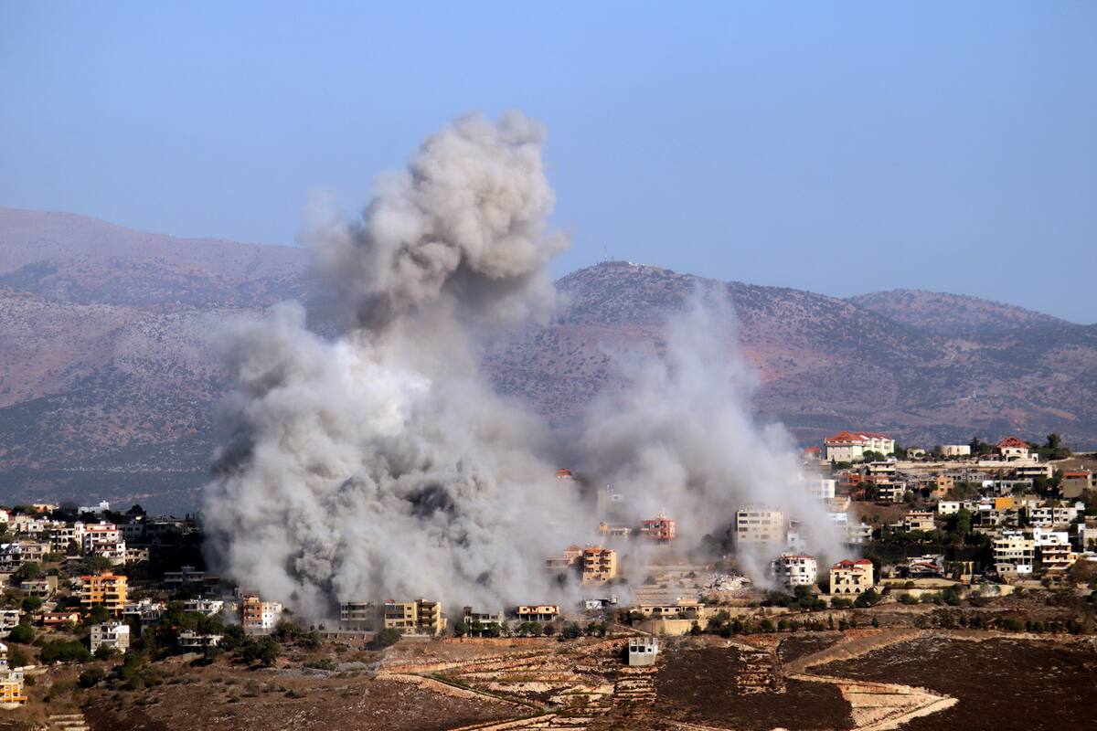 Columna de humo tras un ataque aéreo israelí sobre la villa de Khiam, cerca de la frontera con Israel en el Sur del Líbano. EFE/STR