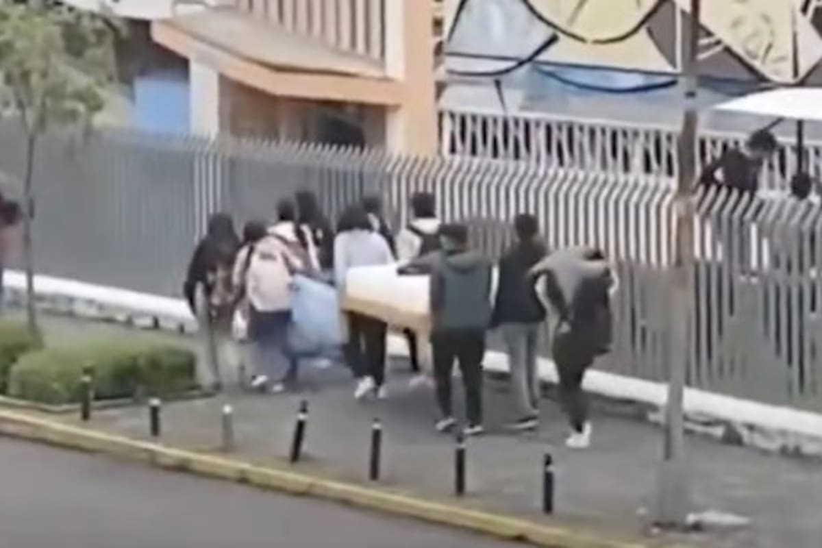 Estudiantes en Quito protagonizan una mudanza a pie cargando camas y muebles para ayudar a un compañero, demostrando la gran solidaridad que existe en la vida universitaria.