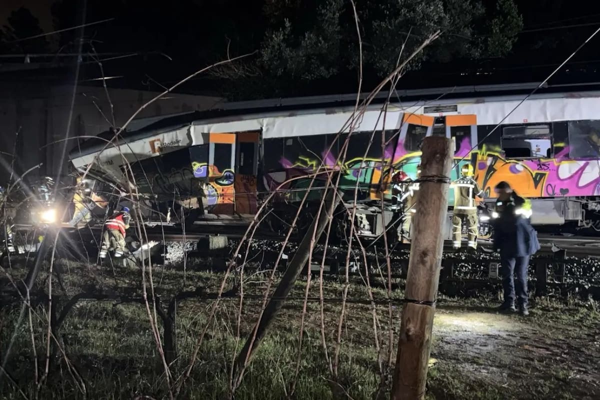 Equipos de emergencia atienden a los pasajeros tras el accidente ferroviario ocurrido en medio de intensas lluvias en la provincia de Barcelona.