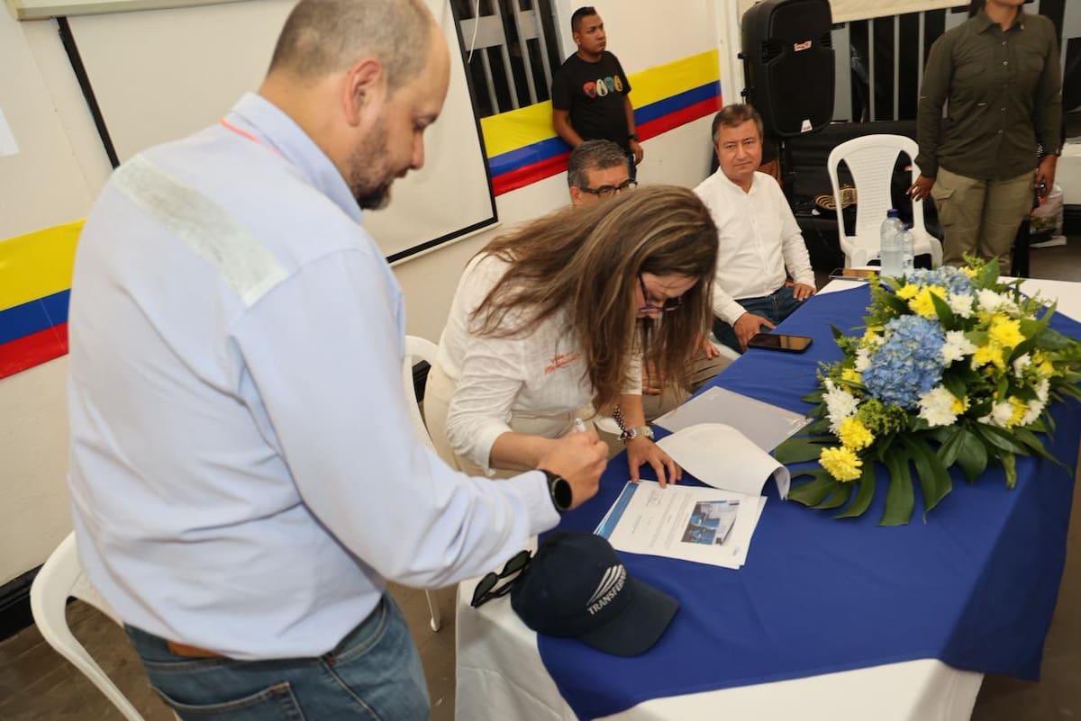 La ministra de Transporte, María Fernanda Rojas Mantilla, lideró el acto donde se firmó el memorando de entendimiento para avanzar en la habilitación del transporte de pasajeros en el corredor férreo La Dorada–Chiriguaná.
Suministrada/Vanguardia